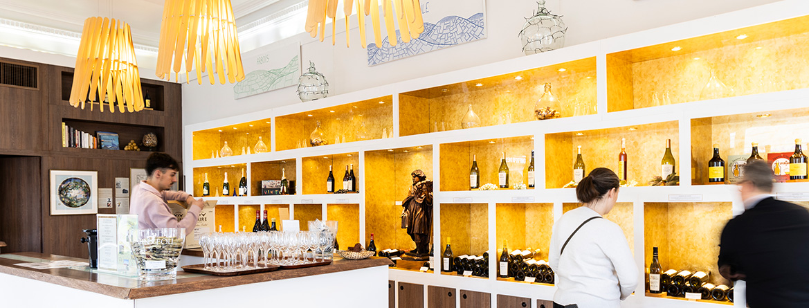 Devanture de la boutique Domaines Henri Maire Arbois