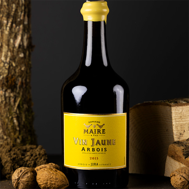 Dégustation spéciale Vins Jaunes Bouteille de Vin Jaune d'Arbois mis en scène avec des noix et du bois